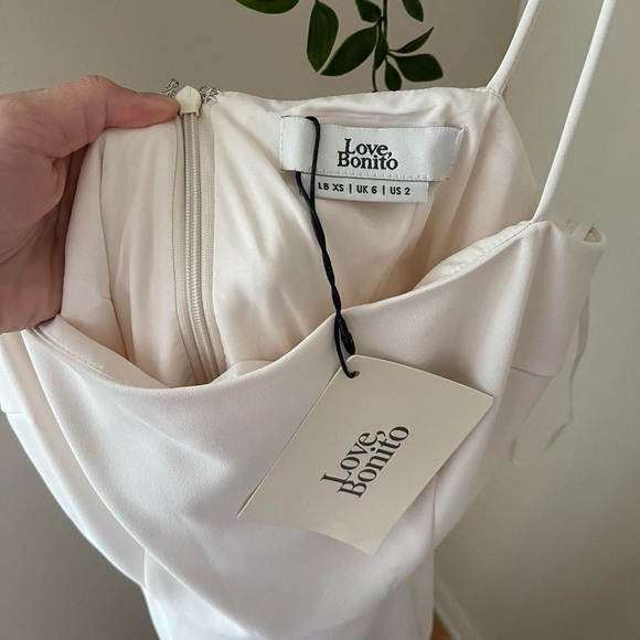 Love bonito side cut out pencil midi dress
Brand: Love Bonito - Picture 5 of 9